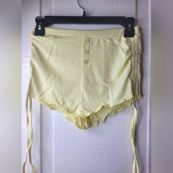 ChicMe Set Baby Yellow Cami Ruched Frill Shorts Women's - Picture 7 of 8